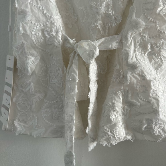 🌻 Sleeveless Embroidered Button-Up Blouse🌻 - Picture 6 of 7